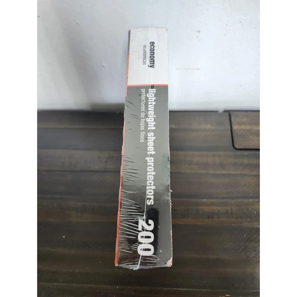 STAPLES LIGHT WEIGHT SHEET PROTECTORS 200 Sheets